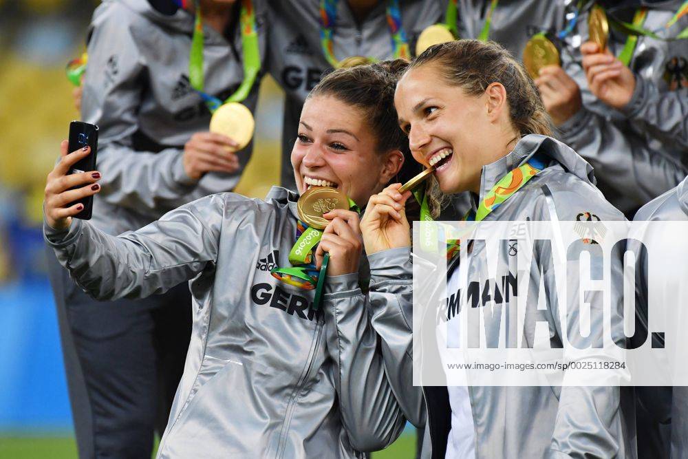 Rio 2016, Fußball, Damen, Deutschland ist Olympiasieger Members of the German team take a selfie showing their gold medals following the award ceremony for the Women s Football gold medal match in the Maracana Stadium at the 2016 Rio Summer Olympics in Rio de Janeiro, Brazil, on August 19, 2016. Germany won the gold medal 2-1 and Sweden the silver. OLY201608199929 RichardxEllis