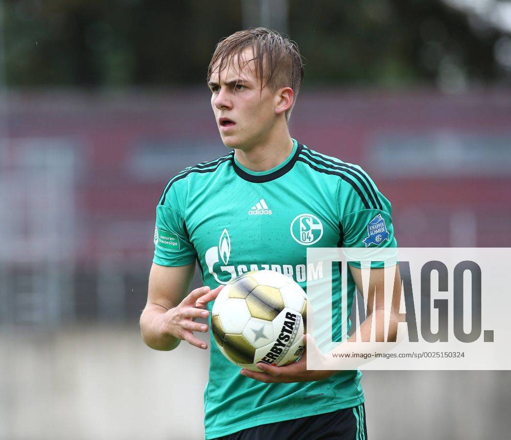 A-Junioren Bundesliga Staffel West, Saison 2016 2017, 3. Spieltag, Fortuna Düsseldorf - FC Schalke 04. -- Phil Halbauer (Schalke ) beim Einwurf