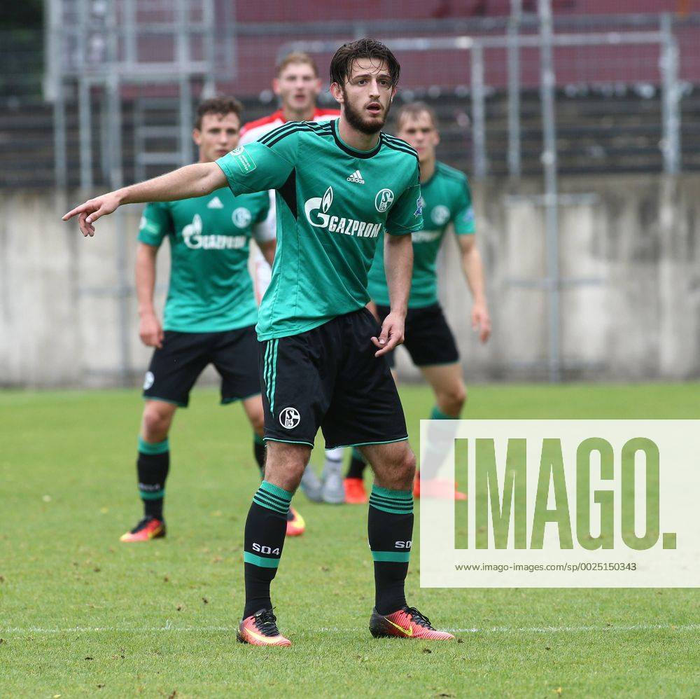 A-Junioren Bundesliga Staffel West, Saison 2016 2017, 3. Spieltag, Fortuna Düsseldorf - FC Schalke 04. -- Alper Ademoglu (Schalke ) zeigt an.