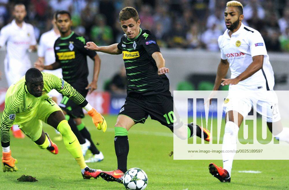 Fussball, Qualifikation zur UEFA Champions League, Herren, Saison 2016 2017, Rückspiel, Borussia Park Mönchengladbach, Bor. Mönchengladbach, BMG (schwarz) - Young Boy Bern (weiss); Thorgan Hazard (Gladbach) erzielt das Tor zum 1:0 gegen Yvon Mvogo (YBB) und Gregory Wüthrich (YBB), Aktion.