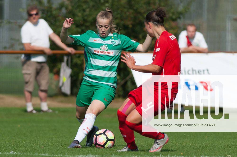 V.li.: Nina Lührßen (Luehrssen, SV Werder Bremen, 4) im Zweikampf mit Tanja Thormählen (Thormaehlen, DSC Arminia Bielefeld, 4), Fussball, 2. Frauen-Bundesliga Nord, SV Werder Bremen - DSC Arminia Bielefeld,