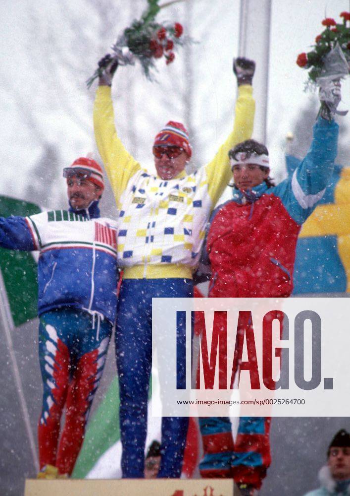 Olympische Winterspiele in Calgary, Siegerehrung 50 km Langlauf: Gunde Svan (Schweden) gewinnt vor Maurilio De Zolt (Italien) und Andreas Grünenfelder (Schweiz)