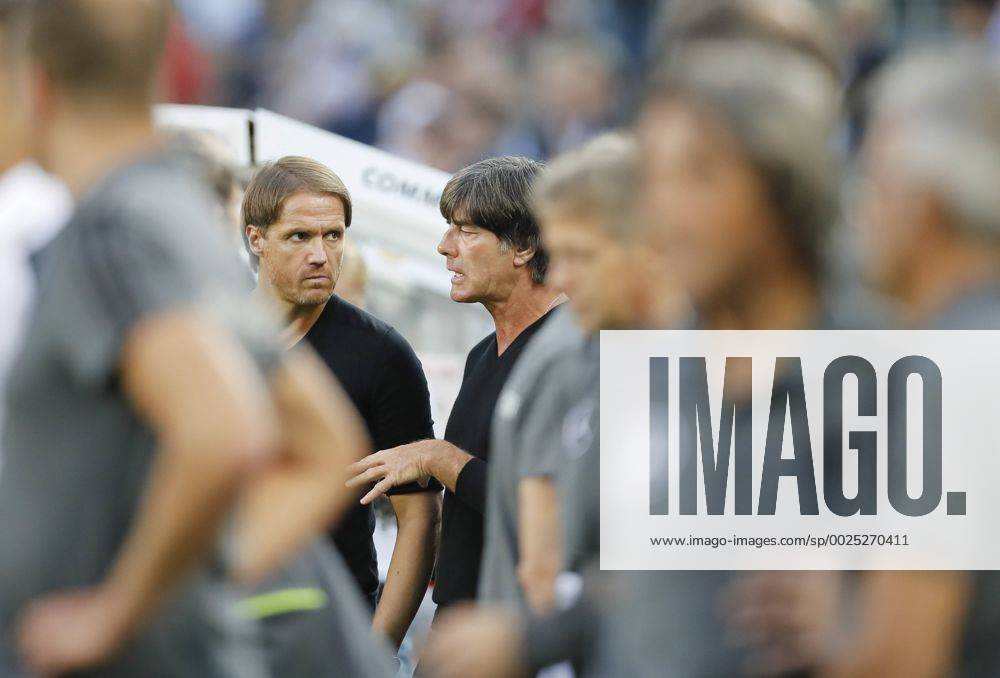 DFB Bundestrainer Joachim Jogi LOEW, LÖW,Thomas SCHNEIDER, DFB Co-Trainer, Assistenztrainer reden, diskutieren, streiten, unterhalten, Aktion DEUTSCHLAND - FINNLAND 2-0 Freundschaftsspiel, friendly match, Deutsche Fussball Nationalmannschaft, DFB am 31.08.2016 in Moenchengladbach.