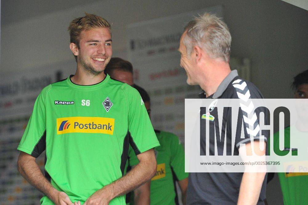 (l.) Christoph Kramer (Borussia Moenchengladbach) (r.) Christian Streich (Trainer SC Freiburg) beim Spiel SC Freiburg vs Borussia Moenchengladbach, am 10.09.2016. Freiburg