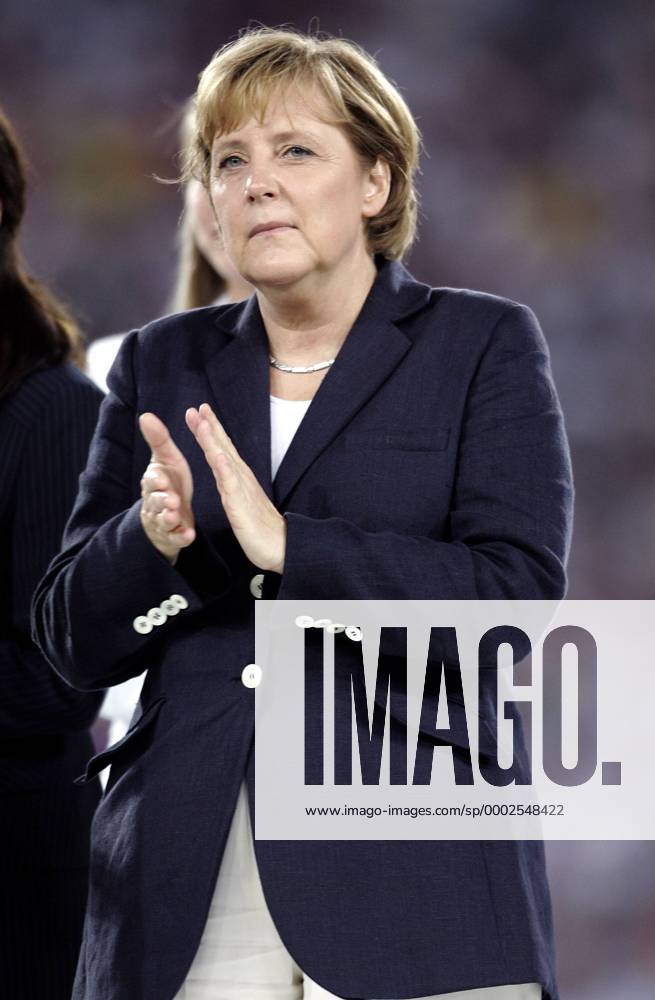 Bundeskanzlerin Angela Merkel (CDU Deutschland) applaudiert Fußball WM Herren WM 2006, Länderspiel, Nationalteam, Spiel um Platz 3, Siegerehrung, Podium, Podest, Einzelbild Stuttgart Fußball WM Herren WM 2006, Länderspiel, Nationalteam, Spiel um Platz 3, Siegerehrung, Podium, Podest, Einzelbild Stuttgart
