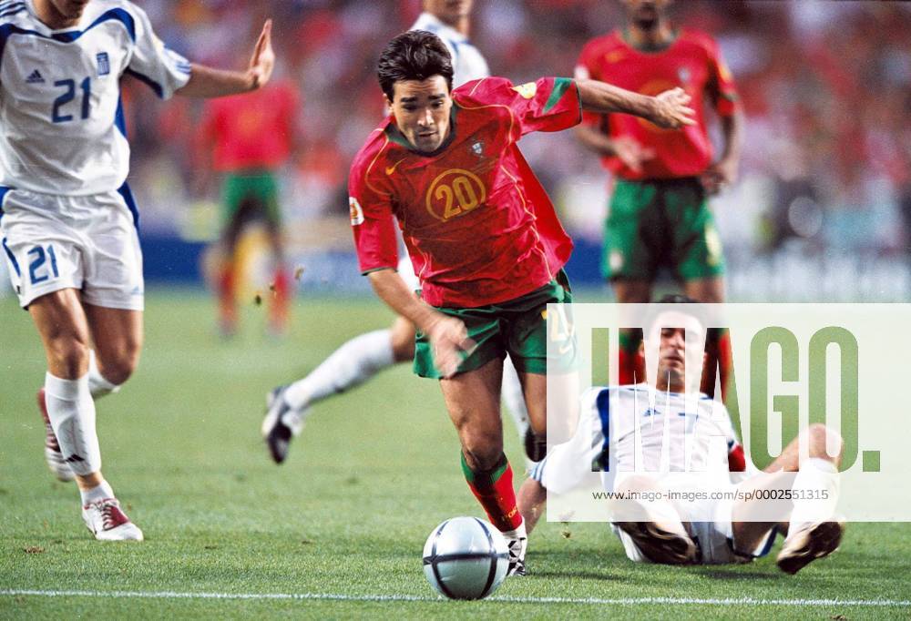 Fußball, EM Finale 2004 in Lissabon, Portugal - Griechenland 0:1 Deco (Portugal) setzt sich im Duell durch - Fußball EM Herren Euro 2004, Länderspiel, Nationalteam, Finale, Endspiel, Nationaltrikot, Portugal - Griechenland 0:1 Gruppe Lissabon Dynamik, Fußball EM Herren Euro 2004, Länderspiel, Nationalteam, Finale, Endspiel, Nationaltrikot, Portugal - Griechenland 0:1 Gruppe Lissabon Dynamik,