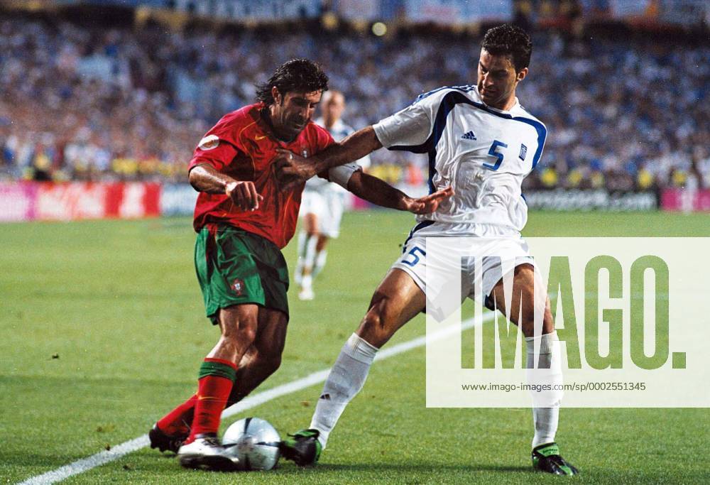 Fußball, EM Finale 2004 in Lissabon, Portugal - Griechenland 0:1 Luis Figo (Portugal, li.) gegen Traianos Dellas (Griechenland) - Fußball EM Herren Euro 2004, Länderspiel, Nationalteam, Finale, Endspiel, Nationaltrikot, Portugal - Griechenland 0:1 Gruppe Lissabon Dynamik, Fußball EM Herren Euro 2004, Länderspiel, Nationalteam, Finale, Endspiel, Nationaltrikot, Portugal - Griechenland 0:1 Gruppe Lissabon Dynamik,