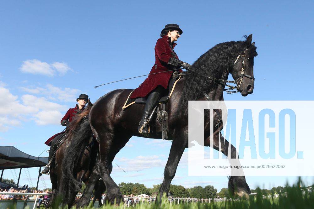 Hannover, Niedersachsen, GER - Dressurreiterin in historischer Kleidung auf einem Friesen. Galopprennbahn Hannover, Neue Bult. (Pferde, Dressur, Barock, Reiterin, Warmblueter, Warmblut, Dressurreiterin, Kostuem, kostuemiert, Uniform, Uniformen, historisch, Klassik, klassisch, Barockreiterin, Barockreiten, Rappe, Friese, Froschperspektive, Trab, traben) 331D180916HANNOVER