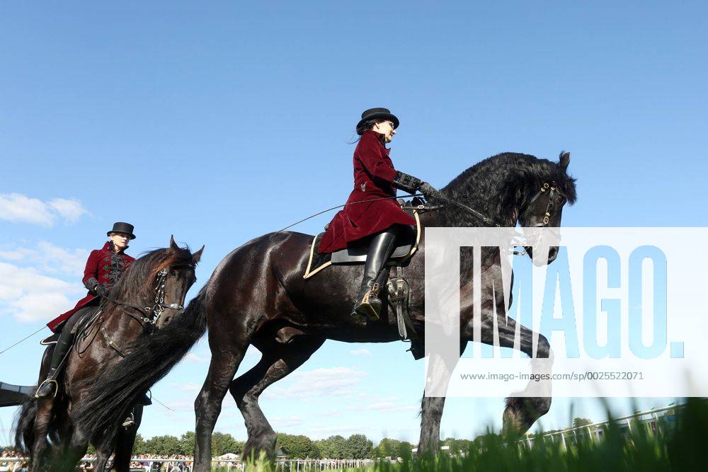 Hannover, Niedersachsen, GER - Dressurreiterin in historischer Kleidung auf einem Friesen. Galopprennbahn Hannover, Neue Bult. (Pferde, Dressur, Barock, Reiterin, Warmblueter, Warmblut, Dressurreiterin, Kostuem, kostuemiert, Uniform, Uniformen, historisch, Klassik, klassisch, Barockreiterin, Barockreiten, Rappe, Friesen, Froschperspektive, Trab, traben) 332D180916HANNOVER