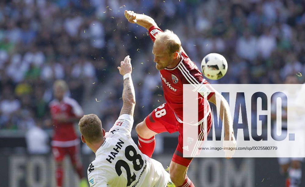 Mönchengladbach, Borussiapark, 24.10.16: Andre Hahn (Bor. Moenchengladbach) (L) gegen Tobias Levels (FC Ingolstadt) im Spiel der 1. Bundesliga zwischen Borussia Mönchengladbach vs. FC Ingolstadt 04 in der Saison 2016 2017.