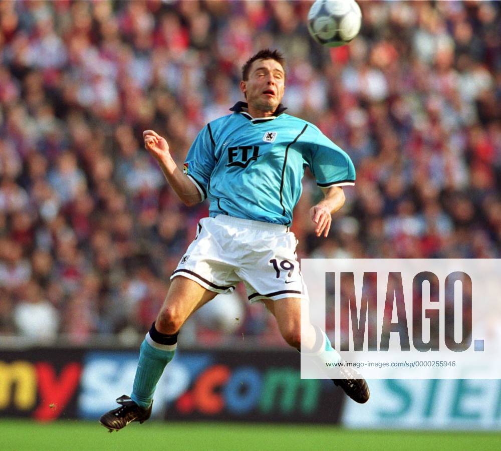 Markus Beierle (1860) beim Kopfball Fußball 1. BL Herren Saison 2000 2001, TSV 1860 München, Vneg Einzelbild Olympiastadion München Dynamik,