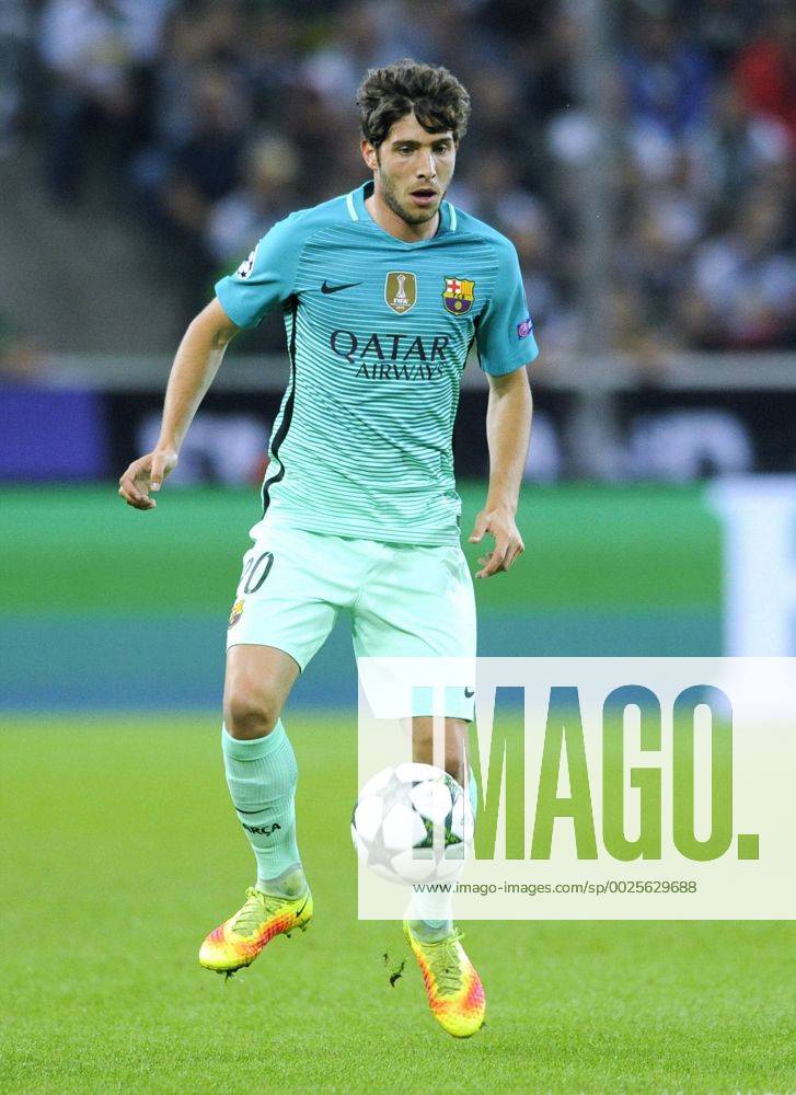Fussball, UEFA Champions League, Herren, Saison 2016 2017, Gruppe C, 2. Spieltag, Borussia Park Mönchengladbach, Bor. Mönchengladbach (schwarz) - FC Barcelona Barca (blau) 1:2; Sergi Roberto (FC Barcelona). Aktion, Einzelbild, Freisteller.