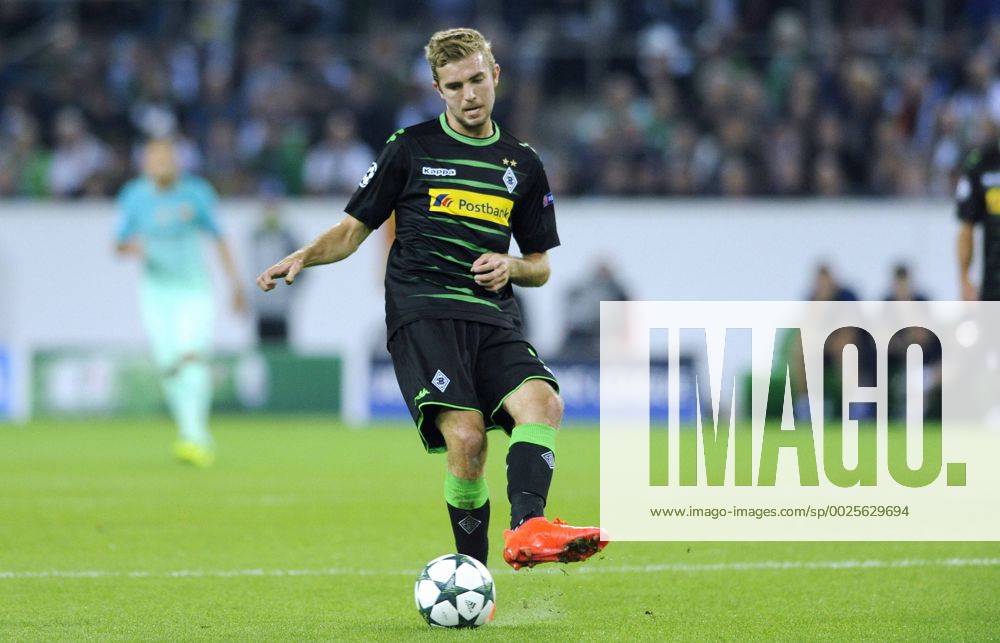 Fussball, UEFA Champions League, Herren, Saison 2016 2017, Gruppe C, 2. Spieltag, Borussia Park Mönchengladbach, Bor. Mönchengladbach (schwarz) - FC Barcelona Barca (blau) 1:2; Christoph Kramer (Gladbach). Aktion, Einzelbild, Freisteller.
