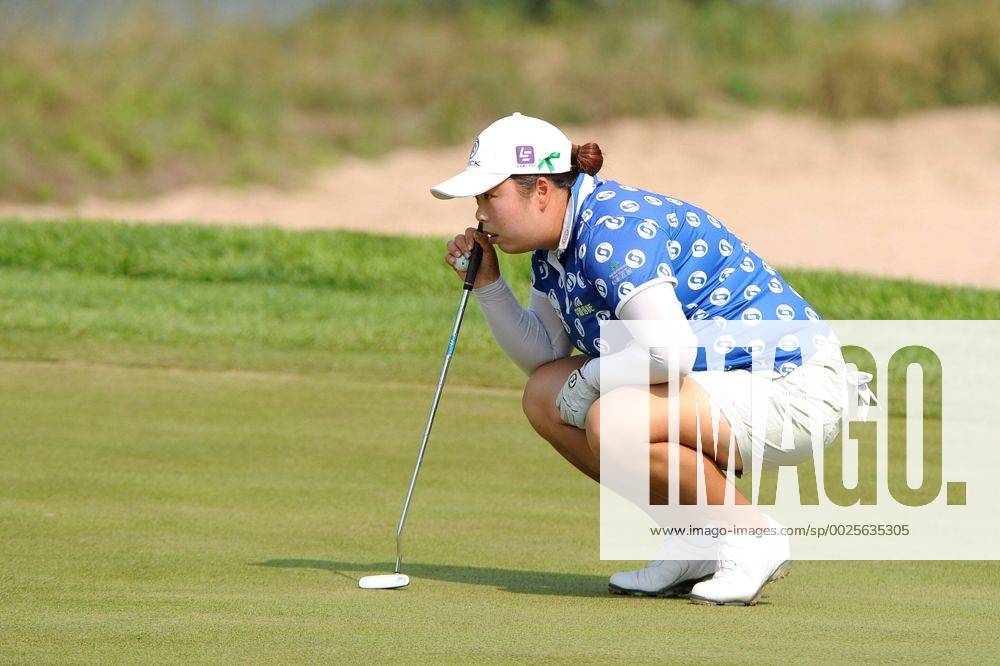Feng Shanshan of China in action during the 1st round of the 2016 Reignwood LPGA Golf Damen Classic at Reignwood golf club on September 29, 2016 in Beijing, China. CFP492963950