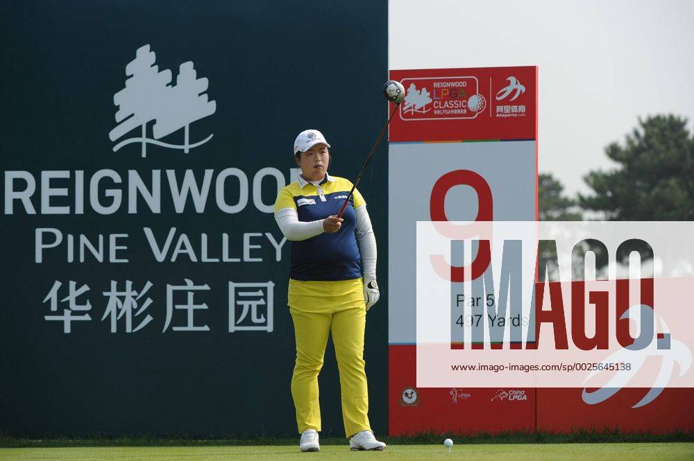 Feng Shanshan of China in action during the second round of the 2016 Reignwood LPGA Golf Damen Classic at Reignwood golf club on September 30, 2016 in Beijing, China. CFP493034325