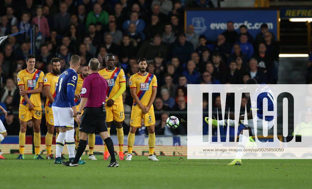 Romelu Lukaku of Everton scores the first goal from a free kick during the Premier League match at Goodison Park Stadium, Liverpool. Picture date: September 30th, 2016. Pic Simon Bellis Sportimage .