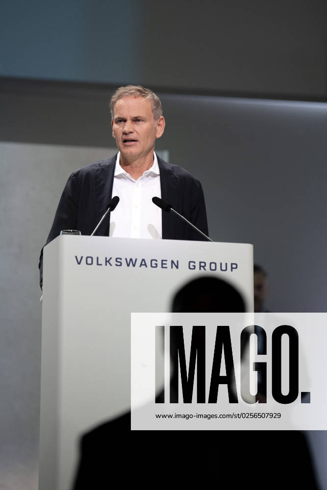 Oliver Blume, VW Hauptversammlung DEU, Deutschland, Germany, Berlin, 10.05.2023 Silhouette von einer Sicherheitskraft zum Schutz und zur Sicherheit vor Proteste und Oliver Blume , ceo Vorstandsvorsitzender des deutschen Automobilherstellers Volkswagen AG VW und ceo der Porsche AG waehrend der Hauptversammlung der Volkswagen AG in Berlin, Deutschland en: Silhouette of a security guard for protection and security from protests and Oliver Blume , chief executive officer ceo of the German car maker Volkswagen AG VW and ceo of Porsche AG during the annual general Shareholders meeting of the Volkswagen AG in Berlin Germany.