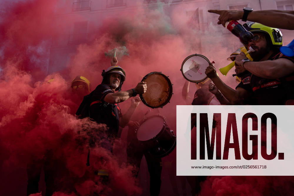 Firefighters play drums and chant slogans during the demonstration. Demonstration of Spanish firefighters organized by the Professional Firefighters Union (CUBP). The firefighters have announced that they will ask for the approval of a Framework Law that distinguishes their functions and powers, since they have ensured that there are currently many autonomous communities that do not have laws that regulate their activity, leaving them unprotected. Madrid Spain - ZUMAs197 20230516_zaa_s197_107