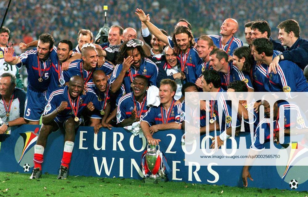Fußball, EM Finale 2000 in Rotterdam, Frankreich - Italien 2-1 n.V. Europameister Frankreich mit Pokal hi.v.li.: Laurent Blanc, Youri Djorkaeff, David Trezeguet, Torwart Fabien Barthez, Christian Karembeu, X, X, Christophe Dugarry, Emmanuel Petit, Franck Leboeuf (hi.), Vincent ... - Fußball Länderspiel Herren Europameisterschaft 2000, Nationalteam, Nationaltrikot, Finale, Endspiel, Vneg Totale Siegerfoto, Siegerbild Rotterdam Feier, Siegesfeier, feiern Freude, Begeisterung, Fußball Länderspiel Herren Europameisterschaft 2000, Nationalteam, Nationaltrikot, Finale, Endspiel, Vneg Totale Siegerfoto, Siegerbild Rotterdam Feier, Siegesfeier, feiern Freude, Begeisterung,