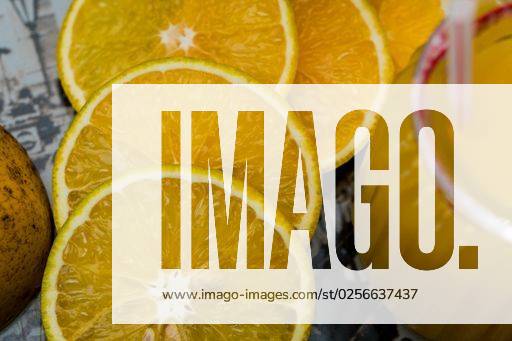 A closeup of sliced lemons near a glass of juice *** einer closeupe des aufgeschnittenen Zitronen nahe einer Glas des Saft 6482386