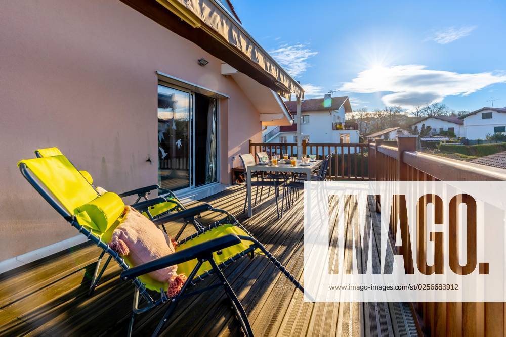 Terrasse des Sommerhauses. Schöne Terrasse mit Frühstück bei Sonnenaufgang vorbereitet