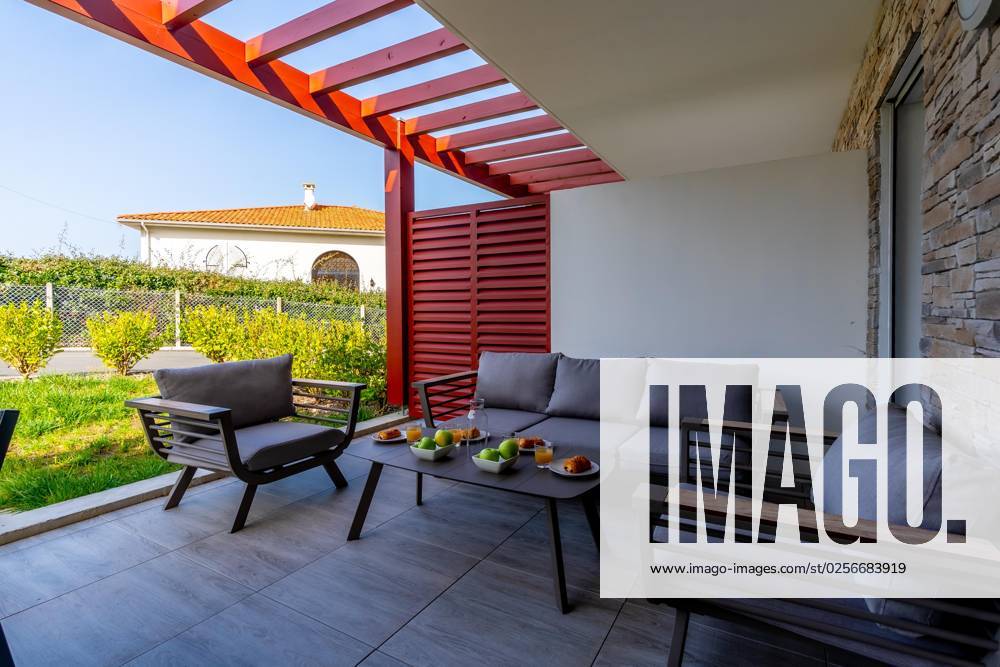 Terrasse des Sommerhauses. Schöne Terrasse mit Frühstück im Morgengrauen neben dem Garten vorbereitet