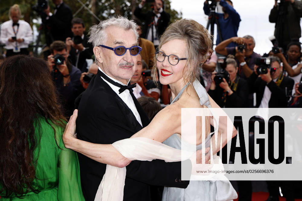 Wim Wenders mit Ehefrau Donata Wenders bei der Premiere des Dokumentarfilms Anselm - Das Rauschen der Zeit auf dem Festival de Cannes 2023 76. Internationale Filmfestspiele von Cannes im Palais des Festivals. Cannes