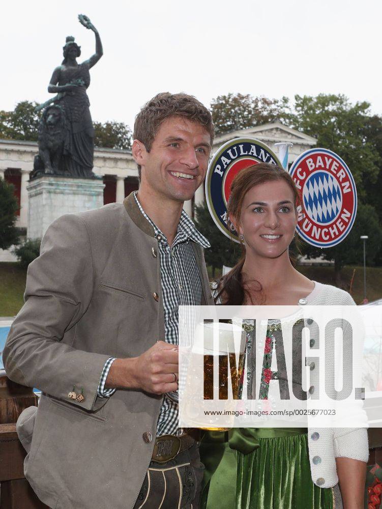 Thomas MUELLER (MÜLLER,Bayern Muenchen) mit Ehefrau Lisa, Fussball FC Bayern Muenchen, traditioneller Oktoberfestbesuch in der Kaefer Schenke, am 02.10.2016 in Muenchen Deutschland.