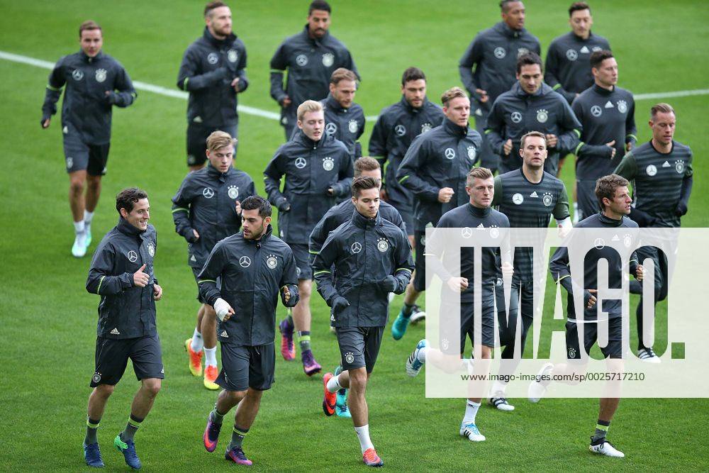 Fussball Qualifikation Weltmeisterschaft 2018, Training der Deutschen Nationalmannschaft im Millerntor-Stadion, Hamburg. Laufeinheit