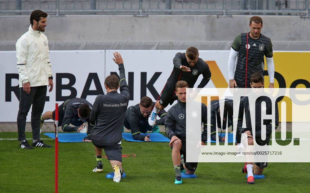 Fussball Qualifikation Weltmeisterschaft 2018, Training der Deutschen Nationalmannschaft im Millerntor-Stadion, Hamburg. die Spieler wärmen sich auf , vorn v.l. Joshua Kimmich (Deutschland) und Julian Weigl (Deutschland)