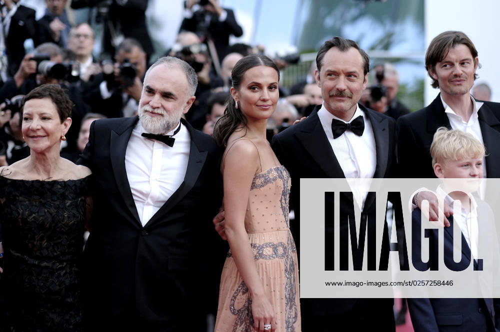 Gabrielle Tana, Karim Ainouz, Alicia Vikander, Jude Law, Gast und Sam Riley bei der Premiere des Kinofilms Firebrand auf dem Festival de Cannes 2023 76. Internationale Filmfestspiele von Cannes im Palais des Festivals. Cannes