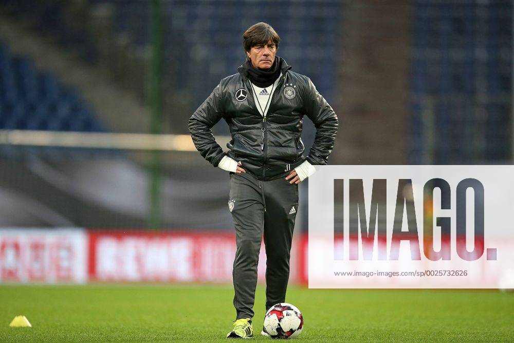 Fussball Qualifikation Weltmeisterschaft 2018, Training der Deutschen Nationalmannschaft im Volksparkstadion Hamburg. Bundestrainer Joachim Löw (Deutschland)