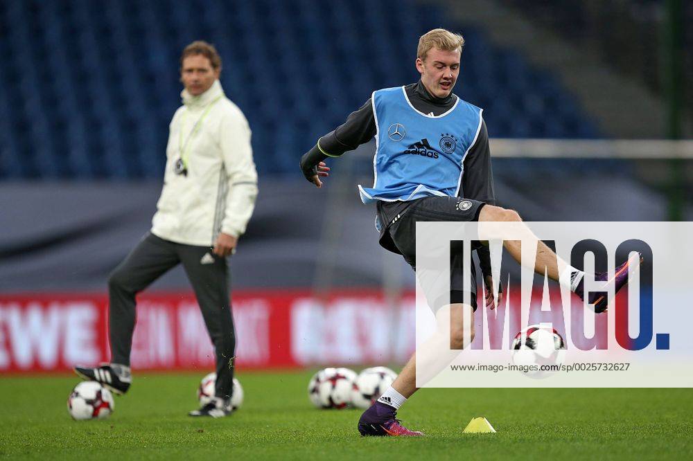 Fussball Qualifikation Weltmeisterschaft 2018, Training der Deutschen Nationalmannschaft im Volksparkstadion Hamburg. v.l. Co-Trainer Marcus Sorg (Deutschland) und Julian Brandt (Deutschland)