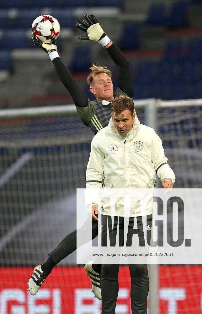 Fussball Qualifikation Weltmeisterschaft 2018, Training der Deutschen Nationalmannschaft im Volksparkstadion Hamburg. v.l. Torwart Marc-Andre ter Stegen (Deutschland) und Manager Oliver Bierhoff (Deutschland)
