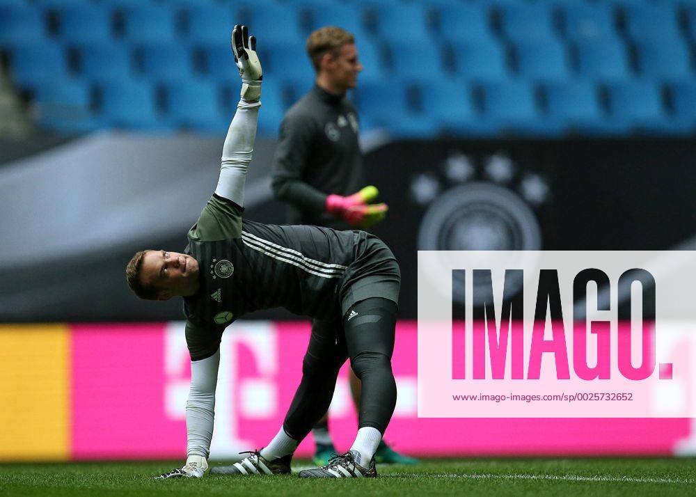 Fussball Qualifikation Weltmeisterschaft 2018, Training der Deutschen Nationalmannschaft im Volksparkstadion Hamburg. Torwart Manuel Neuer (Deutschland)