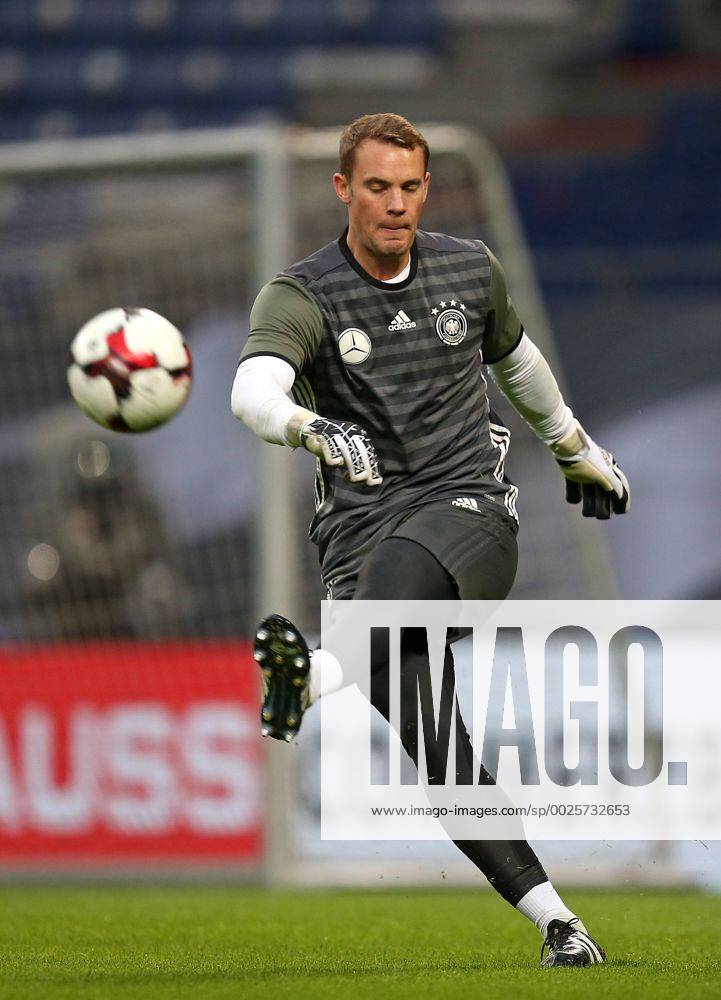 Fussball Qualifikation Weltmeisterschaft 2018, Training der Deutschen Nationalmannschaft im Volksparkstadion Hamburg. Torwart Manuel Neuer (Deutschland)