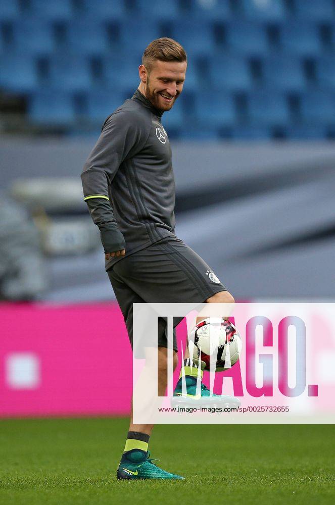 Fussball Qualifikation Weltmeisterschaft 2018, Training der Deutschen Nationalmannschaft im Volksparkstadion Hamburg. Shkodran Mustafi (Deutschland)