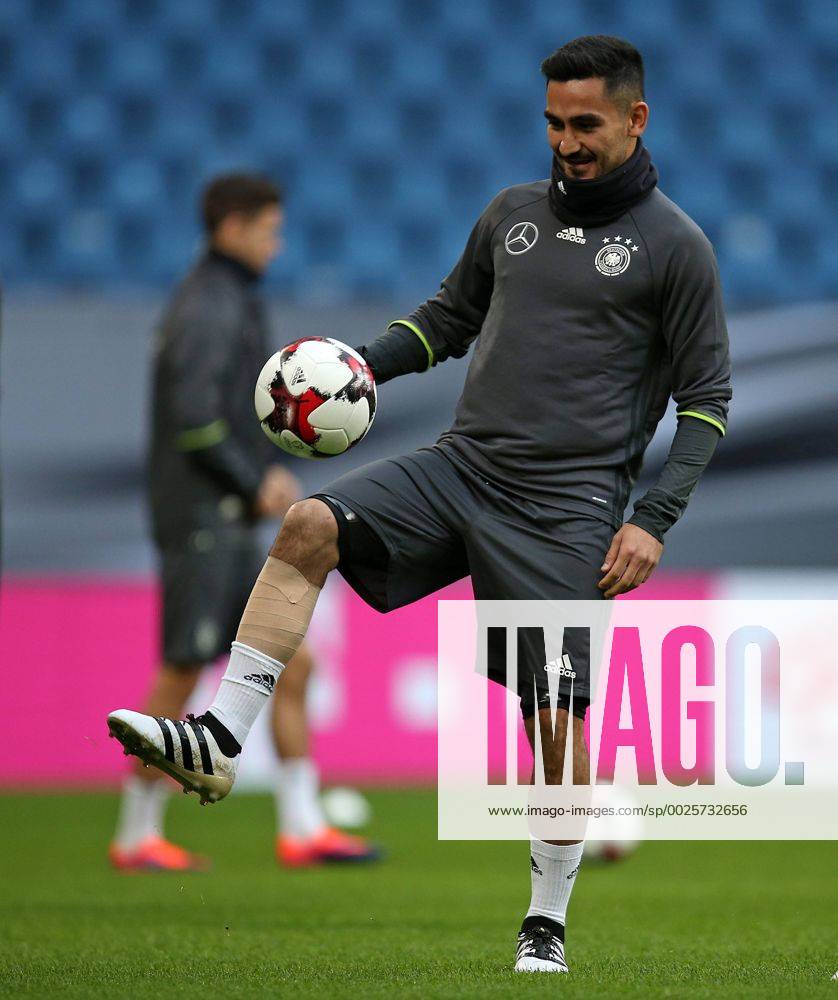 Fussball Qualifikation Weltmeisterschaft 2018, Training der Deutschen Nationalmannschaft im Volksparkstadion Hamburg. Ilkay Gündogan (Deutschland)