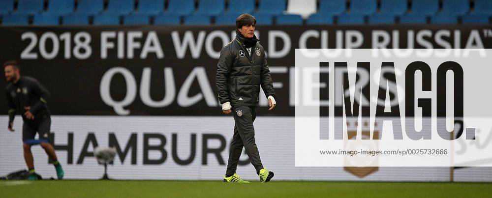 Fussball Qualifikation Weltmeisterschaft 2018, Training der Deutschen Nationalmannschaft im Volksparkstadion Hamburg. Bundestrainer Joachim Löw (Deutschland)