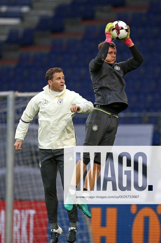 Fussball Qualifikation Weltmeisterschaft 2018, Training der Deutschen Nationalmannschaft im Volksparkstadion Hamburg. v.l. Manager Oliver Bierhoff (Deutschland) , Torwart Bernd Leno (Deutschland)