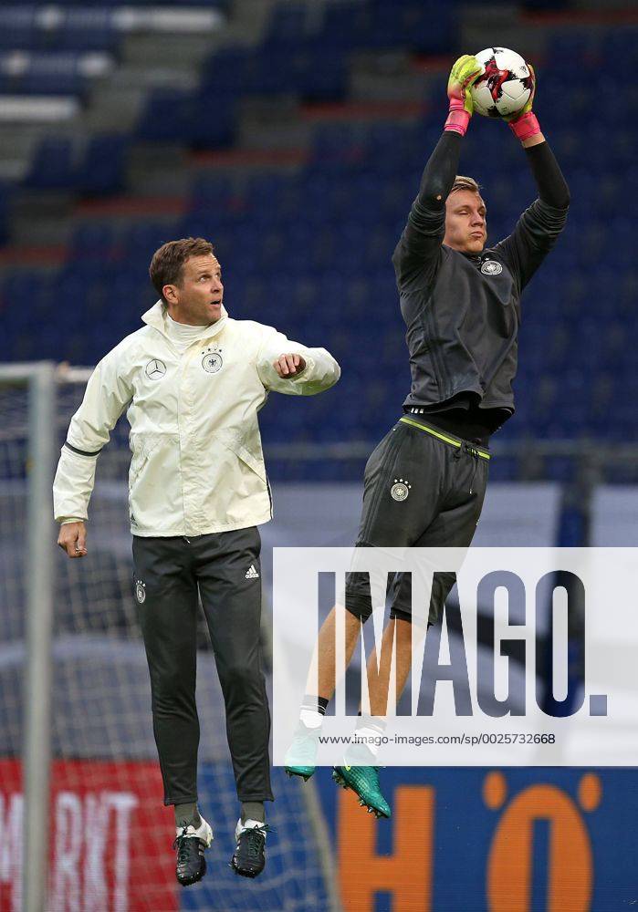 Fussball Qualifikation Weltmeisterschaft 2018, Training der Deutschen Nationalmannschaft im Volksparkstadion Hamburg. v.l. Manager Oliver Bierhoff (Deutschland) , Torwart Bernd Leno (Deutschland)