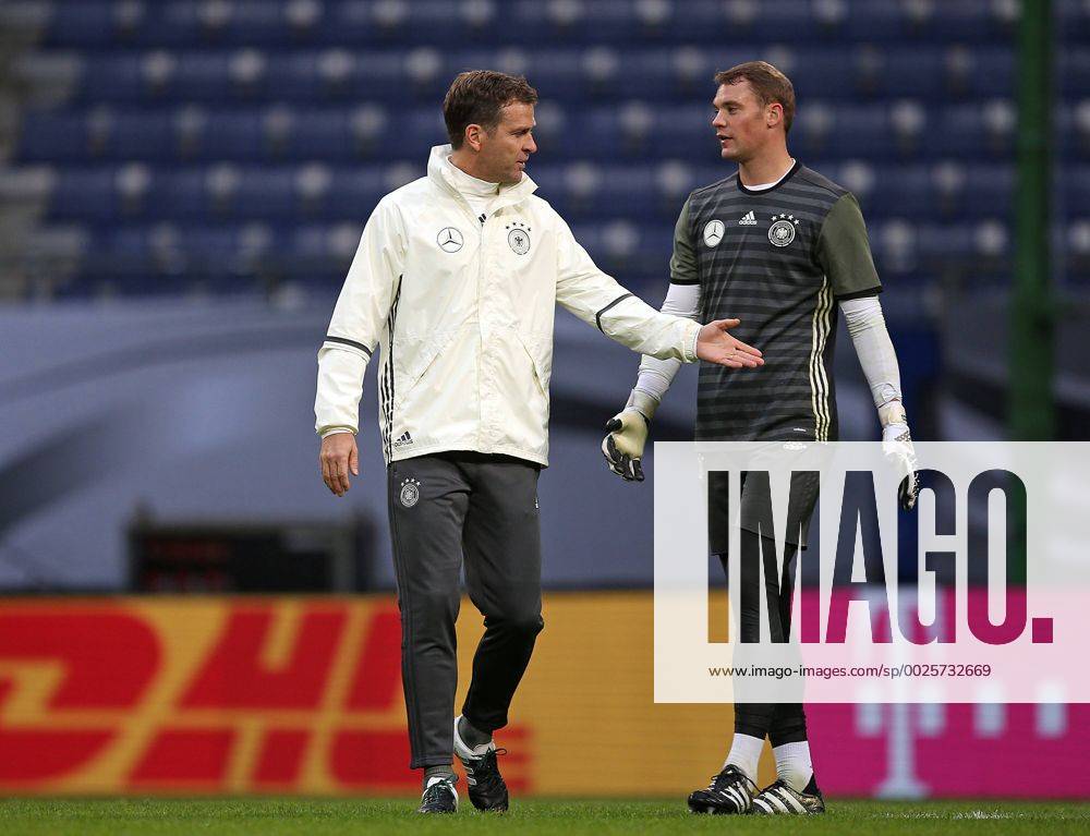 Fussball Qualifikation Weltmeisterschaft 2018, Training der Deutschen Nationalmannschaft im Volksparkstadion Hamburg. v.l. Manager Oliver Bierhoff (Deutschland) , Torwart Manuel Neuer (Deutschland)