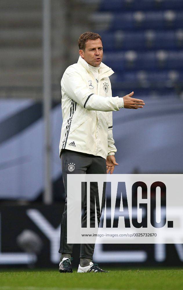 Fussball Qualifikation Weltmeisterschaft 2018, Training der Deutschen Nationalmannschaft im Volksparkstadion Hamburg. Manager Oliver Bierhoff (Deutschland)