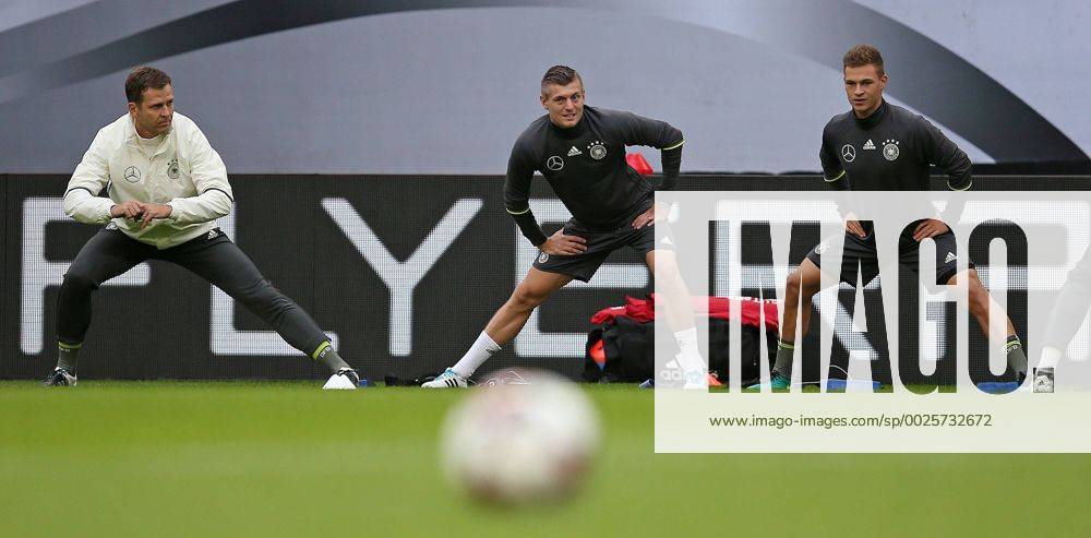 Fussball Qualifikation Weltmeisterschaft 2018, Training der Deutschen Nationalmannschaft im Volksparkstadion Hamburg. v.l. Manager Oliver Bierhoff (Deutschland) , Toni Kroos (Deutschland) , Joshua Kimmich (Deutschland)