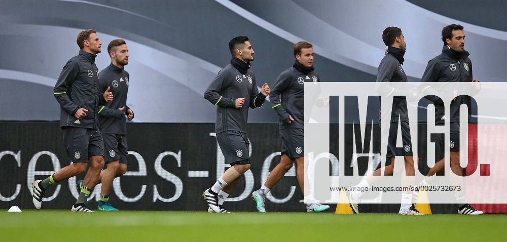 Fussball Qualifikation Weltmeisterschaft 2018, Training der Deutschen Nationalmannschaft im Volksparkstadion Hamburg. v.l. Benedikt Höwedes (Deutschland) , Shkodran Mustafi (Deutschland) , Ilkay Gündogan (Deutschland) , Mario Götze (Deutschland) , Kevin Volland (Deutschland) , Mats Hummels (Deutschland)