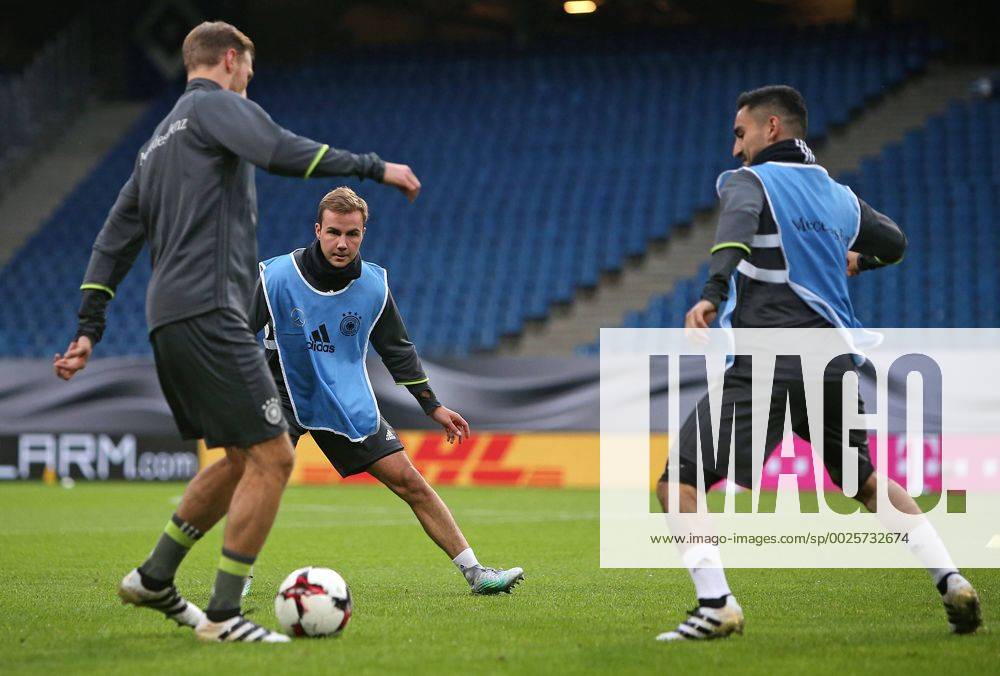 Fussball Qualifikation Weltmeisterschaft 2018, Training der Deutschen Nationalmannschaft im Volksparkstadion Hamburg. v.l. Benedikt Höwedes (Deutschland) , Mario Götze (Deutschland) , Ilkay Gündogan (Deutschland)