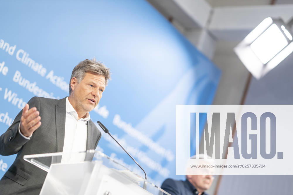 Pressestatement Energiestrompreis im Bundeswirtschaftsministerium Jörg Hofmann, Erster Vorsitzender Gewerkschaft IG Metall, mit Robert Habeck, Bundeswirtschaftsminister (links);Pressestatement Energiestrompreis im Bundeswirtschaftsministerium Jörg Hofmann, Erster Vorsitzender Gewerkschaft IG Metall, mit Robert Habeck, Bundeswirtschaftsminister (links), Berlin Berlin Deutschland BMWK