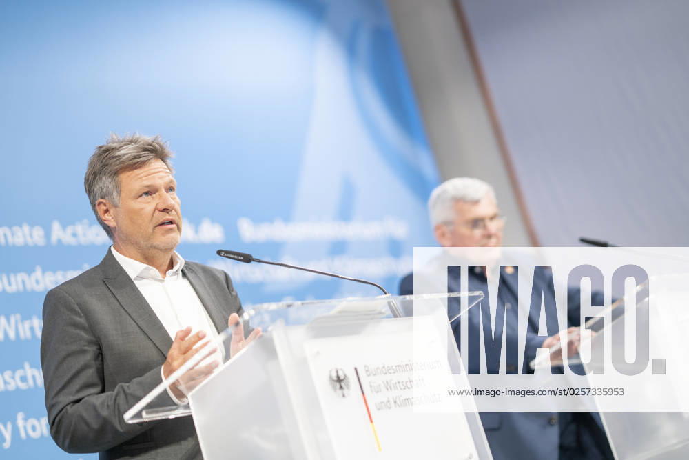 Pressestatement Energiestrompreis im Bundeswirtschaftsministerium Jörg Hofmann, Erster Vorsitzender Gewerkschaft IG Metall, mit Robert Habeck, Bundeswirtschaftsminister (links);Pressestatement Energiestrompreis im Bundeswirtschaftsministerium Jörg Hofmann, Erster Vorsitzender Gewerkschaft IG Metall, mit Robert Habeck, Bundeswirtschaftsminister (links), Berlin Berlin Deutschland BMWK