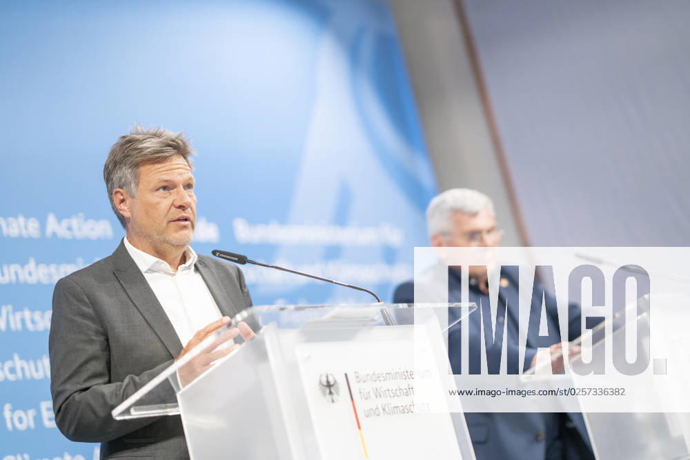 Pressestatement Energiestrompreis im Bundeswirtschaftsministerium Jörg Hofmann, Erster Vorsitzender Gewerkschaft IG Metall, mit Robert Habeck, Bundeswirtschaftsminister (links);Pressestatement Energiestrompreis im Bundeswirtschaftsministerium Jörg Hofmann, Erster Vorsitzender Gewerkschaft IG Metall, mit Robert Habeck, Bundeswirtschaftsminister (links), Berlin Berlin Deutschland BMWK