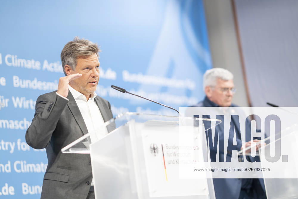 Pressestatement Energiestrompreis im Bundeswirtschaftsministerium Jörg Hofmann, Erster Vorsitzender Gewerkschaft IG Metall, mit Robert Habeck, Bundeswirtschaftsminister (links);Pressestatement Energiestrompreis im Bundeswirtschaftsministerium Jörg Hofmann, Erster Vorsitzender Gewerkschaft IG Metall, mit Robert Habeck, Bundeswirtschaftsminister (links), Berlin Berlin Deutschland BMWK